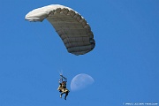 WJ16_151 U.S. Navy Leap Frogs Parachute Team