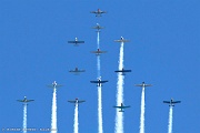 KG26_594 Large formation of trainers