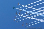 OG21_278 Trainers in formation