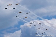 OG21_302 Trainers in formation